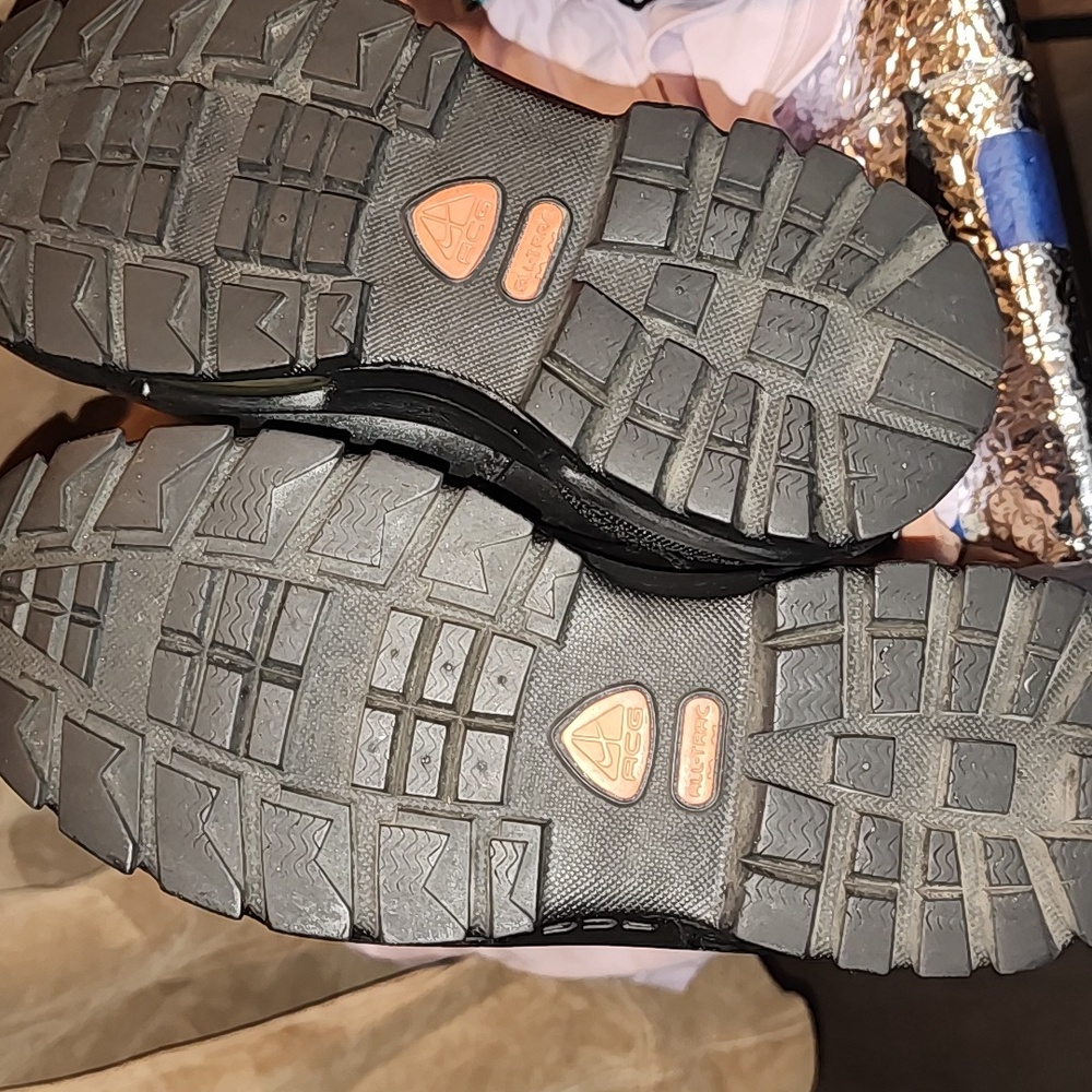 Black Nike ACG, in excellent condition in a size 4Y